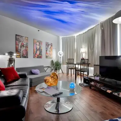 Beautiful APARTMENT - GORGEOUS VIEW of the city - 7 MINUTE WALK TO METRO - SELF CHECK IN