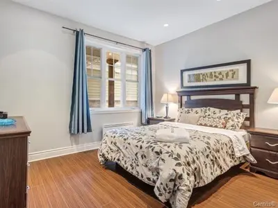 a bedroom with a bed and a window at Condo-hôtel Le Champlain - Condo103 Bromont in Bromont
