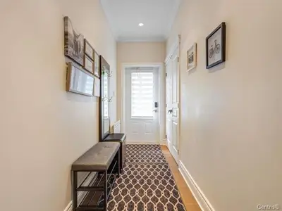 a hallway with a bench in front of a door at Condo-hôtel Le Champlain - Condo103 Bromont in Bromont