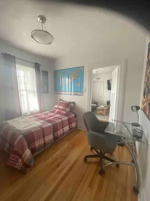 a bedroom with a bed and a desk and a chair at Le paisible ensoleillé ! beau 51/2 à Drummondville in Drummondville
