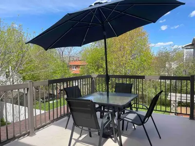 a table and chairs with an umbrella on a balcony at Le paisible ensoleillé ! beau 51/2 à Drummondville in Drummondville