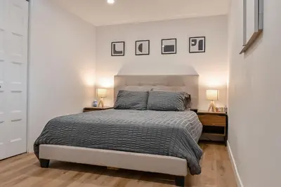 a bedroom with a bed and a desk and two lamps at Le Eleven 55 - Billard - 5 lits in Trois-Rivières