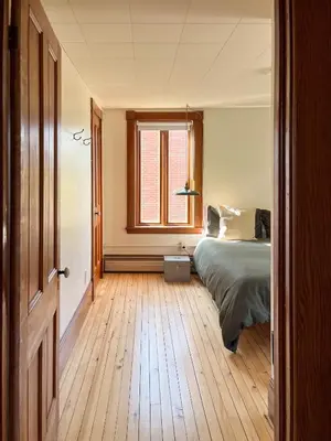 a bedroom with a bed and a window at Chez Léo par Maison Dudley in Lac-Mégantic