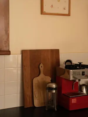 a kitchen with a wooden cutting board next to a stove at Chez Léo par Maison Dudley in Lac-Mégantic
