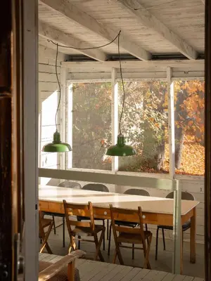 a dining room with a table and chairs at Chez Léo par Maison Dudley in Lac-Mégantic
