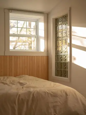 a bedroom with a bed and a window at Le Central par Maison Dudley in Lac-Mégantic