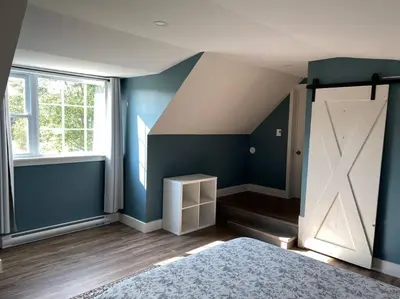 a bedroom with a white door and blue walls at Relaxez, condo Zen, climatisé, campagne&lacs in Magog-Orford