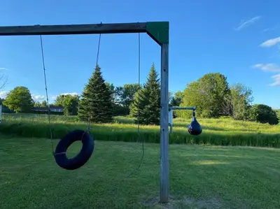two swings in a park with a field at Relaxez, condo Zen, climatisé, campagne&lacs in Magog-Orford