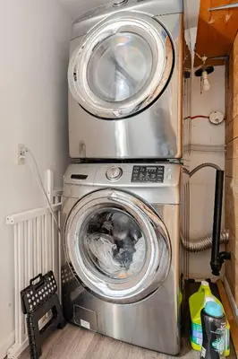 a washer and dryer in a small room at Top Rated Vacation House Montreal Private Parking in Laval