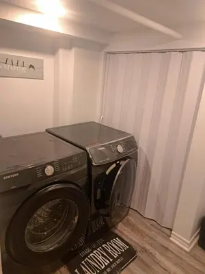 a washer and dryer in a room at Confort in Montréal