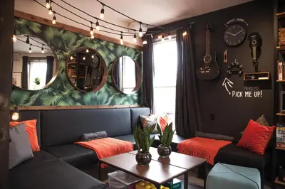 a living room with a couch and a table at Le Bed & Cocktail - Appartement sur l'Avenue du Mont-Royal in Montréal