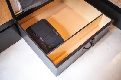 a box with a black seat in it at Le Bed & Cocktail - Appartement sur l'Avenue du Mont-Royal in Montréal