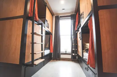 a room with a hallway with bunk beds and a window at Le Bed & Cocktail - Appartement sur l'Avenue du Mont-Royal in Montréal