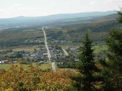 a view of a town from the top of a hill at Le Gîte Ambrelane in Thetford Mines