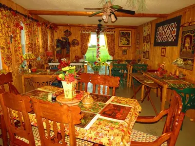 a dining room with a table and chairs at Le Gîte Ambrelane in Thetford Mines