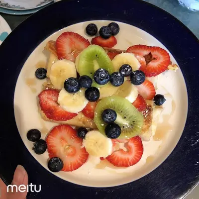 a plate of fruit salad on a table at La Loggia Art B&B in Montréal
