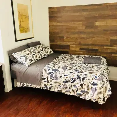 Stylish Montreal Apartment: Comfortable Stay in the Golden Square Mile