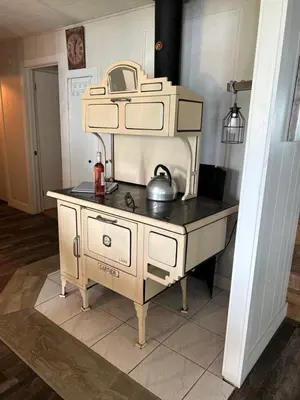 an old stove with a tea kettle on top of it at Chalet Le Shack O2 in Stratford