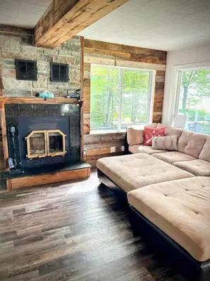 a living room with a couch and a fireplace at Chalet Le Shack O2 in Stratford