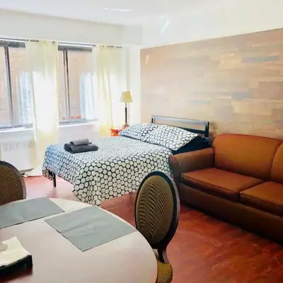 Stylish Montreal Apartment: Comfortable Stay in the Golden Square Mile