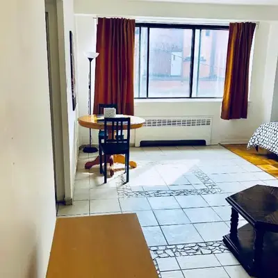 Stylish Montreal Apartment: Comfortable Stay in the Golden Square Mile