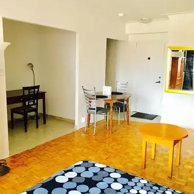 Stylish Montreal Apartment: Comfortable Stay in the Golden Square Mile