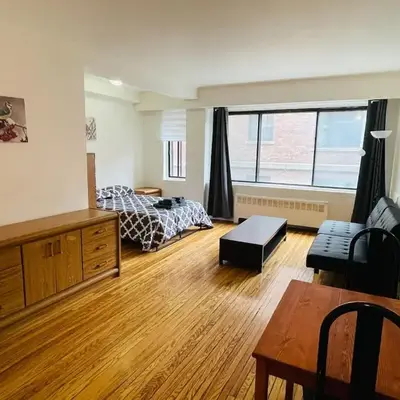 Stylish Montreal Apartment: Comfortable Stay in the Golden Square Mile