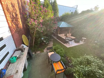 an overhead view of a garden with chairs and tables at L'Oasis Des Nomades in Trois-Rivières