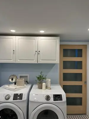 a laundry room with a washer and dryer at Logement complet, proche métro, parking gratuit in Montréal