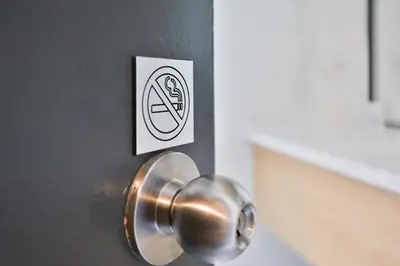 a door knob with a no smoking sign on it at Motel Mascouche in Mascouche