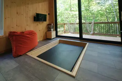 a room with a mat on the floor with a window at Cabin Zoobox 57 in Eastman