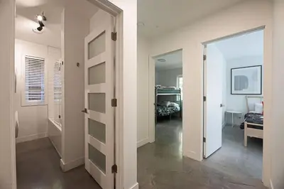 a hallway with a door leading to a bedroom at Cottage 18 place de la Réserve in Eastman