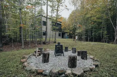 a fire pit in the middle of a yard at Cottage 42 de la Réserve in Eastman