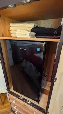 a microwave oven sitting on top of a wooden shelf at Gîte Richmond Inn in Richmond