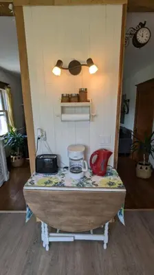 a kitchen with a counter top in a room at Gîte Richmond Inn in Richmond