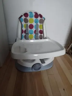 a high chair sitting in the corner of a room at Smiling house! 2 chambres, accueillant et spacieux in Montréal