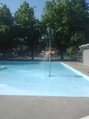 a fountain in the middle of a swimming pool at Smiling house! 2 chambres, accueillant et spacieux in Montréal