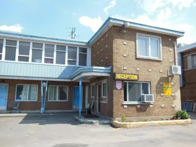 a brick building with a regenstein sign on it at Motel Pierre in Montréal