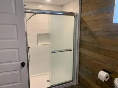 a bathroom with a shower with a glass door at Chalet de Mimi in Coaticook