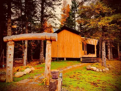 a log cabin in the middle of a yard at Mont Megantic - Chalet Le Madison in La Patrie
