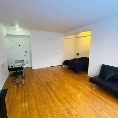Stylish Montreal Apartment: Comfortable Stay in the Golden Square Mile
