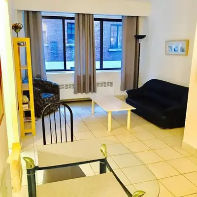 Stylish Montreal Apartment: Comfortable Stay in the Golden Square Mile