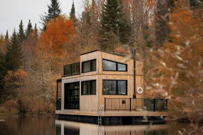 a house on the water in the middle of a lake at MiniBora Le cumulus - Cantons-de-l'Est in Bury