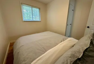 a bed in a room with a window at Repère d'Eastman - Spa et Accès au lac in Eastman