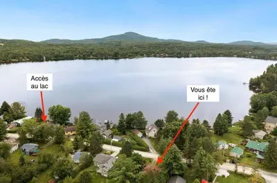 an aerial view of a lake with houses and trees at Repère d'Eastman - Spa et Accès au lac in Eastman