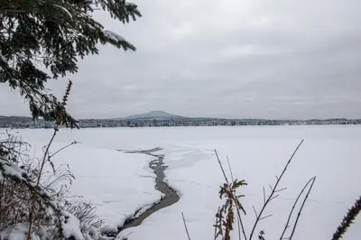 a view of a frozen lake with snow at Repère d'Eastman - Spa et Accès au lac in Eastman