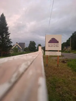 a sign on the side of a road at Suite-appartement 2 chambres à la campagne. Rez de jardin in Dunham