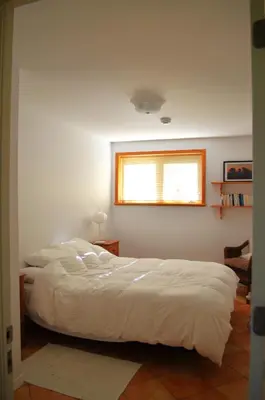 a bedroom with two beds and a window at Suite-appartement 2 chambres à la campagne. Rez de jardin in Dunham