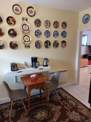 a dining room with plates on the wall at Appartement Cartier 2 in Longueuil