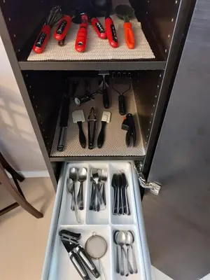 a drawer full of utensils in a box at Appartement Cartier 2 in Longueuil